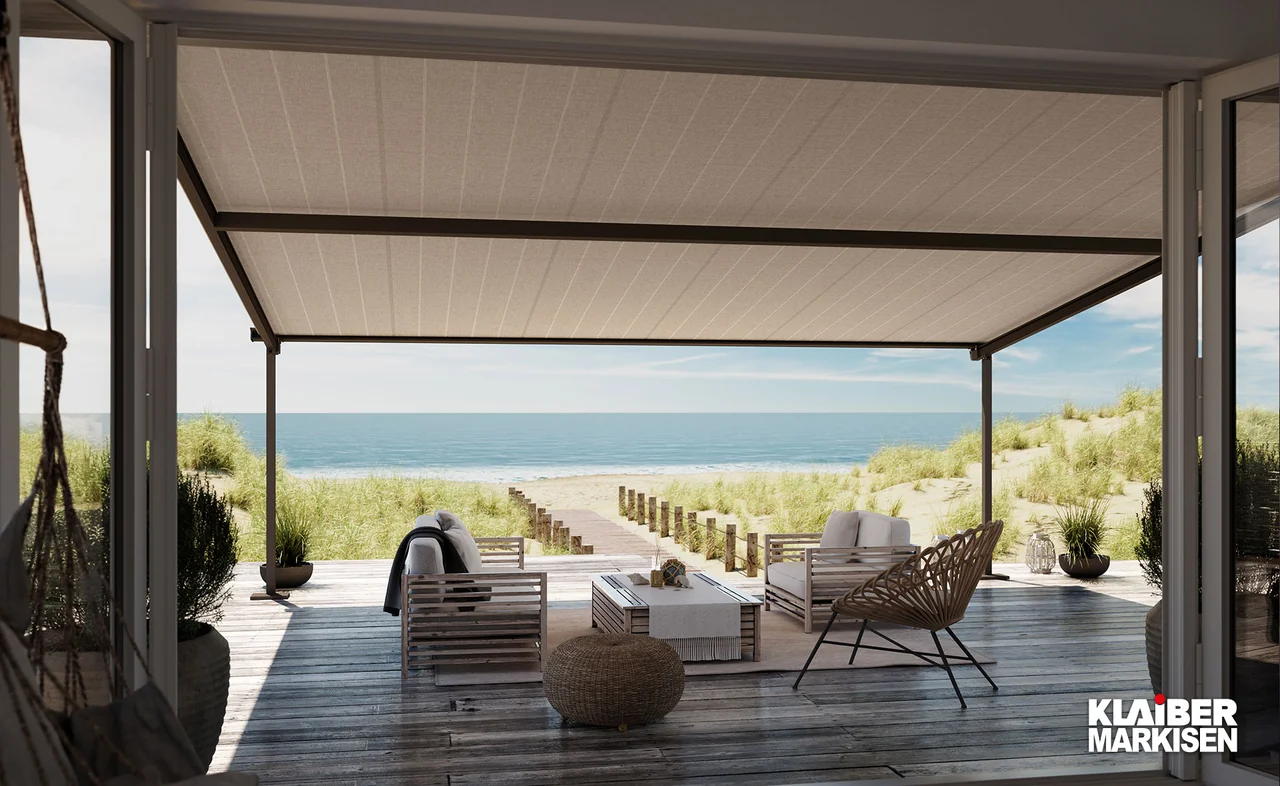 Ausgefahrene Pergola-Markise über Sitzplatz