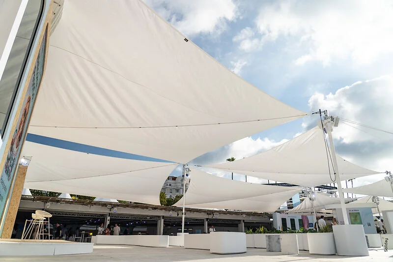 Flexibles Sonnensegel an moderner Terrasse