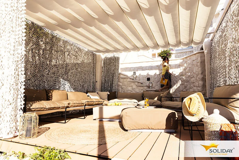Outdoor-Lounge mit wohnlichem Sitzbereich