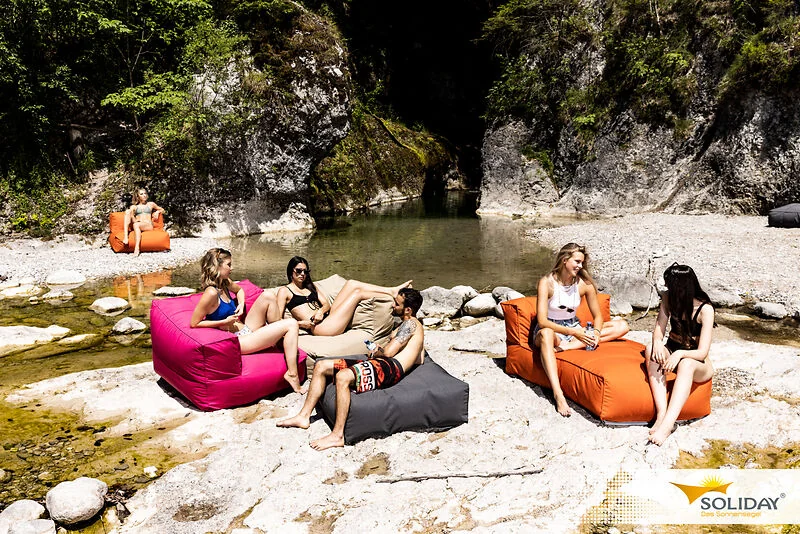 Lounge unter Sonnensegel