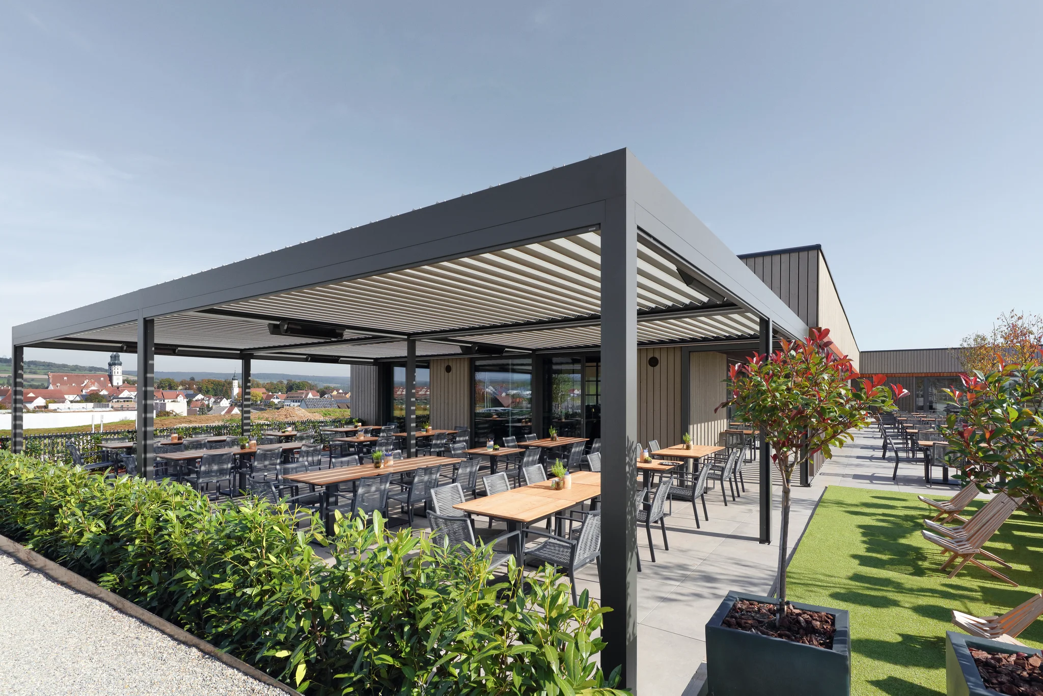Gastronomie-Terrasse mit großem Lamellendach