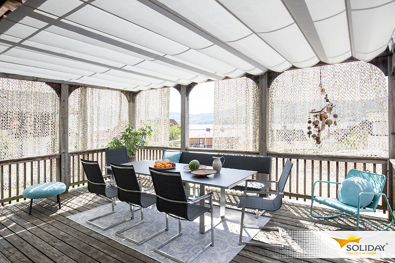 Raffbares Segel über Terrasse