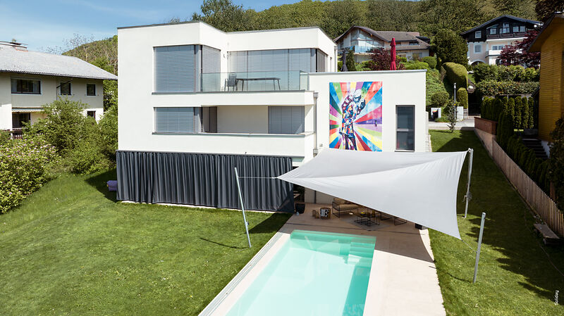 Sonnensegel über Pool und Terrasse