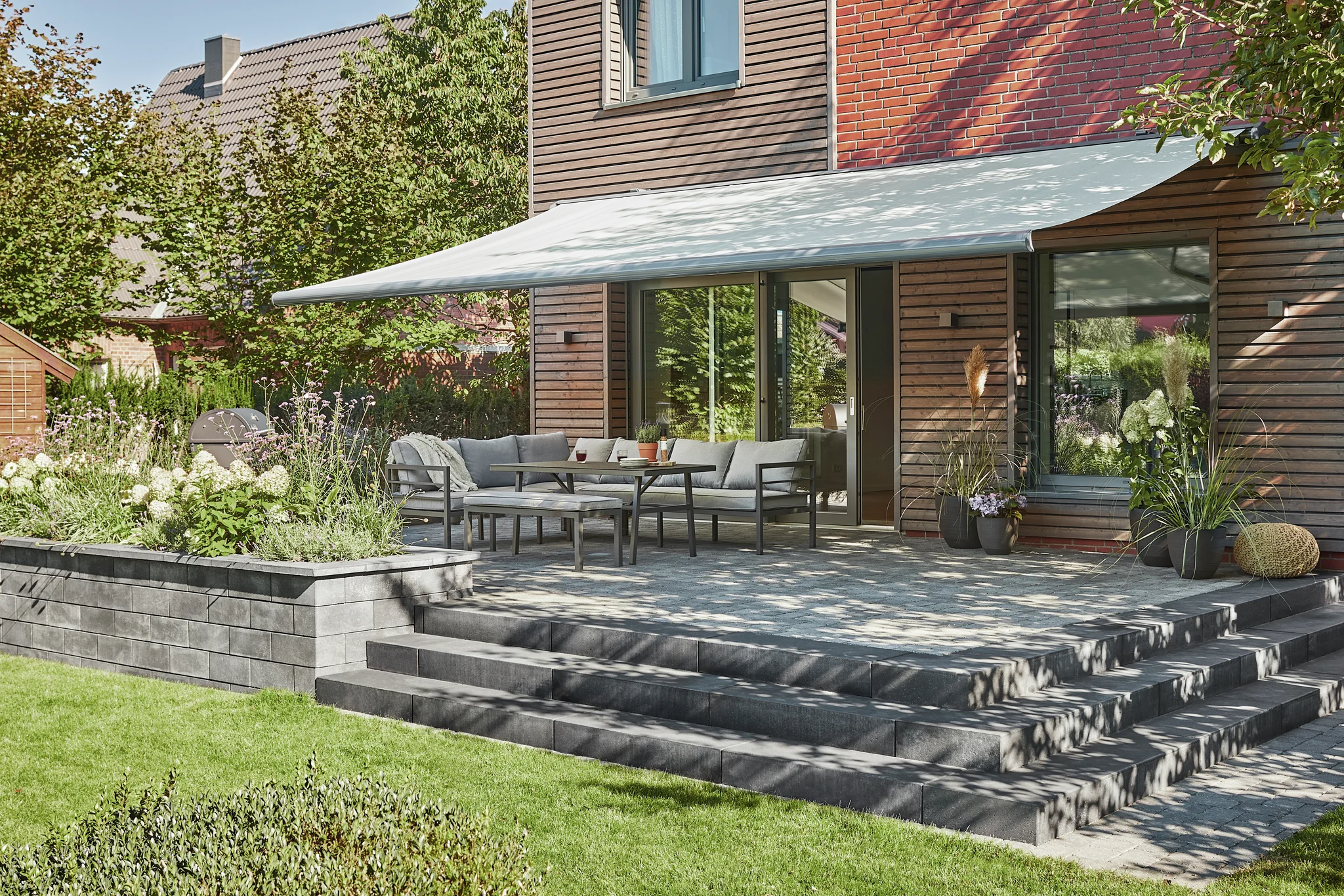 Terrasse mit großer heller Markise